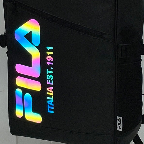 ★オリンピア限定!スクエアリュック FILA リフレクトロゴ 斜めファスナー